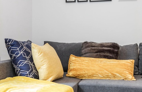 St. George's Apartment | ★ Chic 2-Bed Apt ★ Free Parking/Zoo/Shop/Events ★
