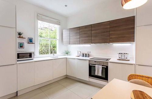 Balham Apartment | Chic 2-Bed Flat in Leafy Clapham South