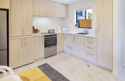 Henderson House | Chic 2-Bed Gem: Trust Arena Proximity - West AKL