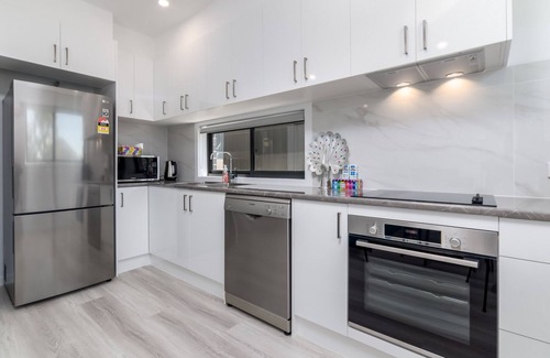 Phillip House | Chic 2-Bed Home with Backyard, BBQ & Parking