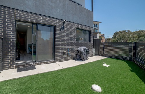 Phillip House | Chic 2-Bed Home with Backyard, BBQ & Parking