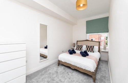 Roundhay Apartment | Chic 2-Bed Retreat in the Heart of Oakwood!