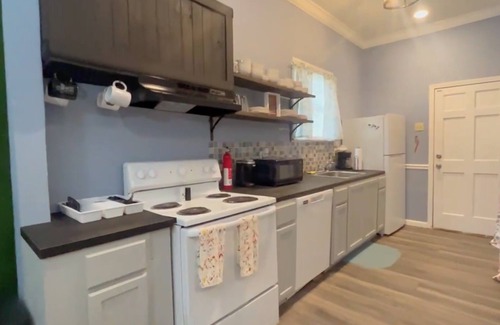 Uptown House | Chic 2 bedroom, 2 bathroom Stay + Wi-Fi – Great for Families or Business Trips