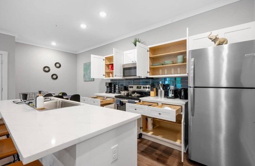 Port Wentworth Apartment | Chic 2-bedroom apartment with AC, fitness room, WiFi, pool - B