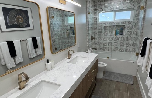 Historic Core Apartment | Chic 2-Bedroom Apartment with Fitness Room and WiFi in Vibrant Los Angeles