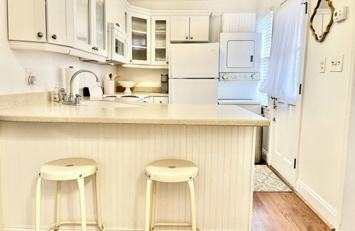Historic Downtown Savannah House | Chic 2-bedroom apartment on W. Taylor Street, in the heart of Historic Savannah!