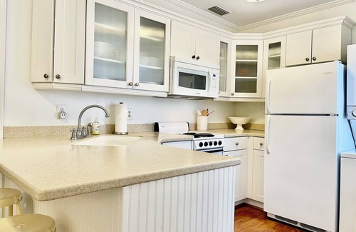 Historic Downtown Savannah House | Chic 2-bedroom apartment on W. Taylor Street, in the heart of Historic Savannah!