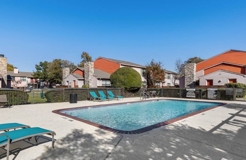 Addison Apartment | Chic 2-bedroom apartment with pool, fitness room in vibrant Addison