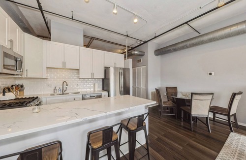 Near South Side Apartment | Chic 2-bedroom apartment with WiFi, AC in lovely Chicago
