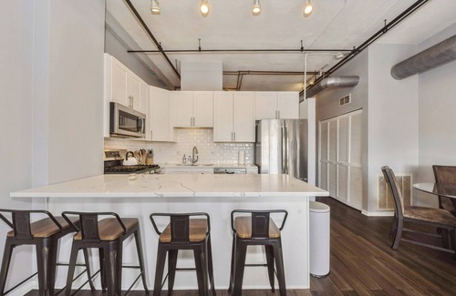 Near South Side Apartment | Chic 2-bedroom apartment with WiFi, AC in lovely Chicago