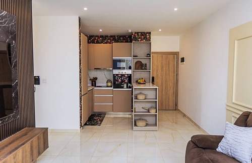 Roman Ridge Apartment | Chic 2 bedroom apartment in Roman Ridge, Accra with pool and gym access