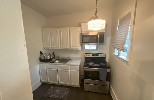 Oak Cliff Apartment | Chic 2-bedroom apartment with WiFi, AC in awesome Bishop Arts area of Dallas