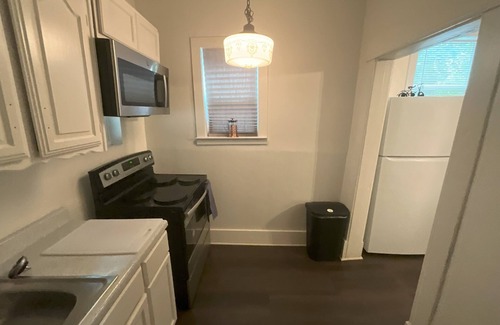 Oak Cliff Apartment | Chic 2-bedroom apartment with WiFi, AC in awesome Bishop Arts area of Dallas
