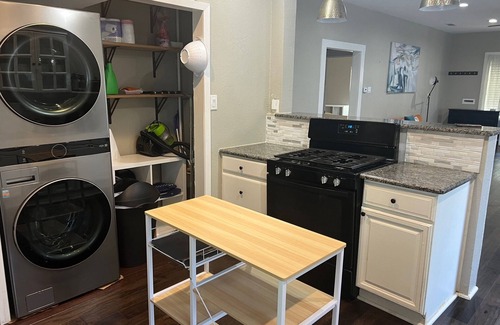 Kessler Apartment | Chic 2-bedroom apartment with WiFi, AC in vibrant Dallas