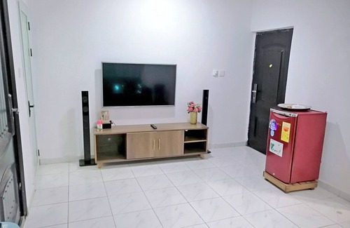 Tema Apartment | Chic 2-bedroom apartment with AC, WiFi in cool Tema