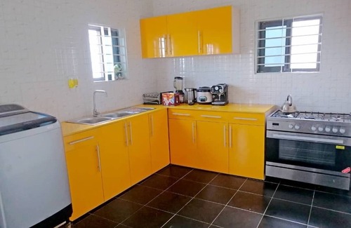 Tema Apartment | Chic 2-bedroom apartment with AC, WiFi in cool Tema
