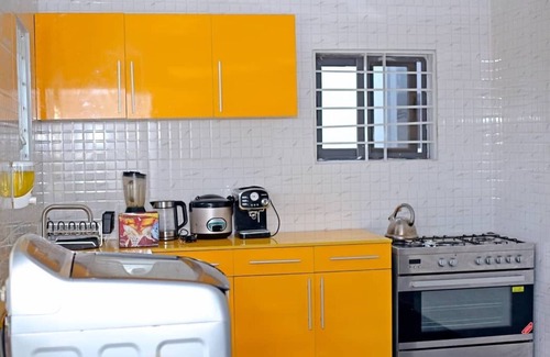 Tema Apartment | Chic 2-bedroom apartment with AC, WiFi in cool Tema