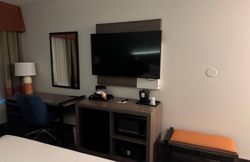 Ahwatukee Foothills Hotel | Chic 2-bedroom hotel with AC, fitness room in fabulous Chandler