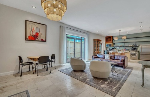 Historic Downtown Savannah House | Chic 2-bedroom just 5 minutes' stroll from Forsyth Park with free parking!