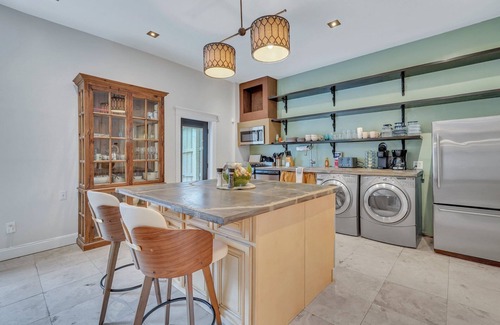Historic Downtown Savannah House | Chic 2-bedroom just 5 minutes' stroll from Forsyth Park with free parking!