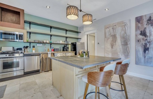 Historic Downtown Savannah House | Chic 2-bedroom just 5 minutes' stroll from Forsyth Park with free parking!