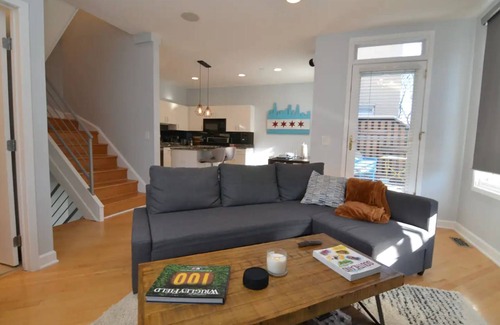 South Loop House | Chic 2-Bedroom Townhouse with Rooftop, Free Parking, in Downtown Chicago!