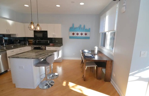 South Loop House | Chic 2-Bedroom Townhouse with Rooftop, Free Parking, in Downtown Chicago!