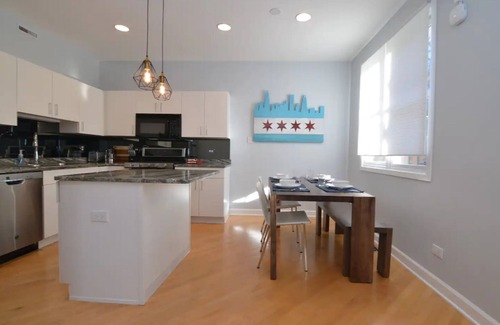 South Loop House | Chic 2-Bedroom Townhouse with Rooftop, Free Parking, in Downtown Chicago!
