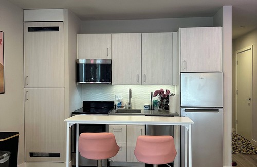 University City Apartment | Chic 2-bedroom with AC, fitness room, WiFi in awesome Philadelphia