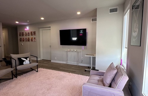 University City Apartment | Chic 2-bedroom with AC, fitness room, WiFi in awesome Philadelphia
