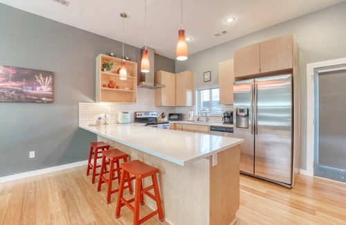 Fayetteville House | Chic 2‑BR Condo Walk to Razorback Stadium & Downtown