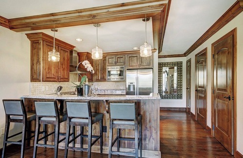 Vail Condo | Chic 2 BR+Den Ritz-Carlton Condo with Valley Views by RedAwning - Save 20% on 7+ Nights!