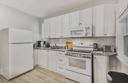 Durham Region Apartment | Chic 2-BR Urban Retreat | Near Beach| Free Parking
