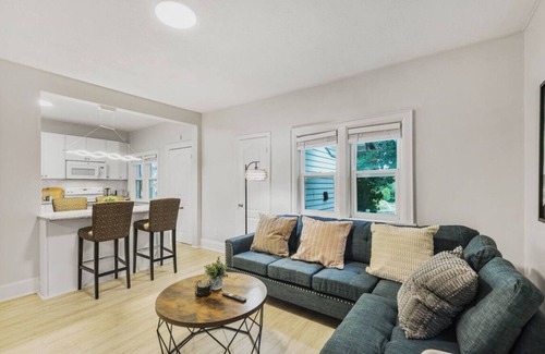 Durham Region Apartment | Chic 2-BR Urban Retreat | Near Beach| Free Parking