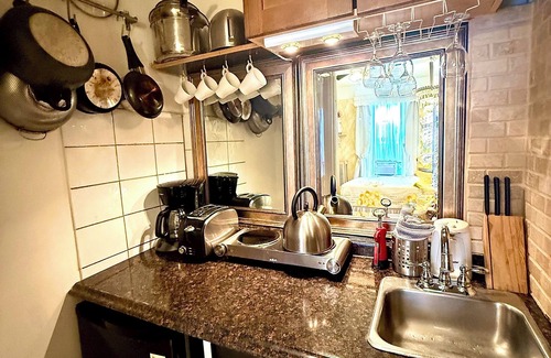 Harlem Apartment | Chic 2-Room Studio Retreat, Quiet Comfort in New York