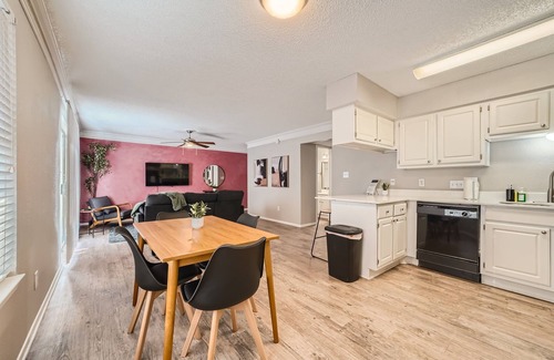 Brentwood Apartment | Chic 2B Getaway | 10min > DTWN | W/D, Pool, Prkg