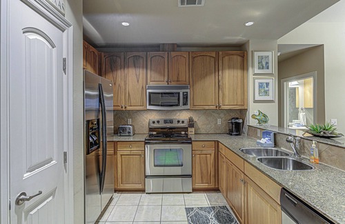 Horseshoe Bay Condo | Chic 2BD with Balcony, Pool, Hot Tub & Marina Views!