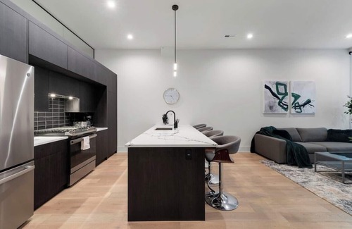 Downtown Chicago Apartment | Chic 2BR 2BA Condo with Balcony - River North Chicago