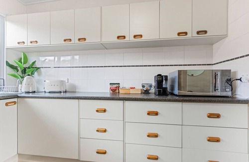 Biggera Waters Apartment | Chic 2BR Apt Near Beach