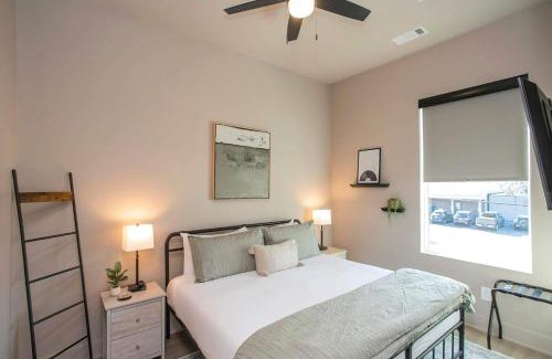 Northern Inglewood Apartment | Chic 2BR Apt with Loft in East Nash Sleeps 6