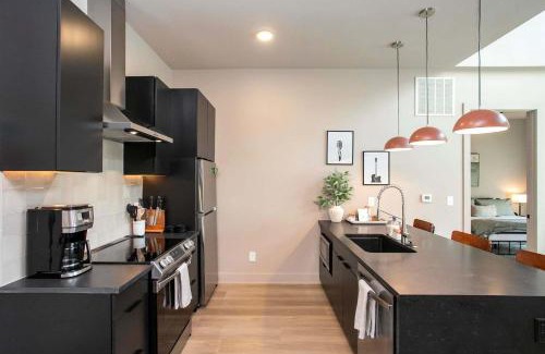 Northern Inglewood Apartment | Chic 2BR Apt with Loft in East Nash Sleeps 6