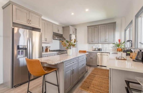 El Porto Apartment | Chic 2BR Family Retreat in Manhattan Beach