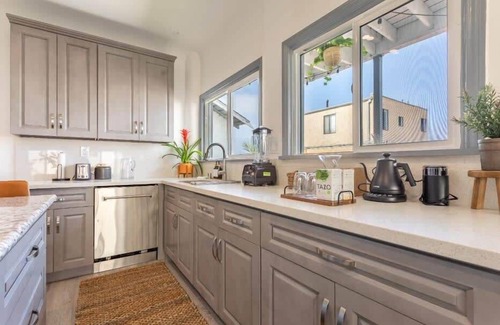 El Porto Apartment | Chic 2BR Family Retreat in Manhattan Beach