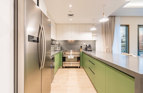 Al Wasl Apartment | Chic 2BR in Central Park Building 1, Al Wasl by Deluxe Holiday Homes