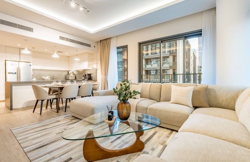 Al Wasl Apartment | Chic 2BR in Central Park Building 1, Al Wasl by Deluxe Holiday Homes