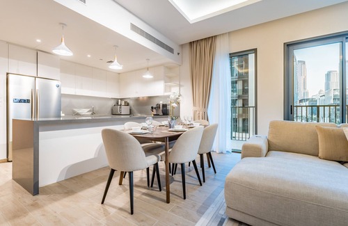 Al Wasl Apartment | Chic 2BR in Central Park Building 1, Al Wasl by Deluxe Holiday Homes