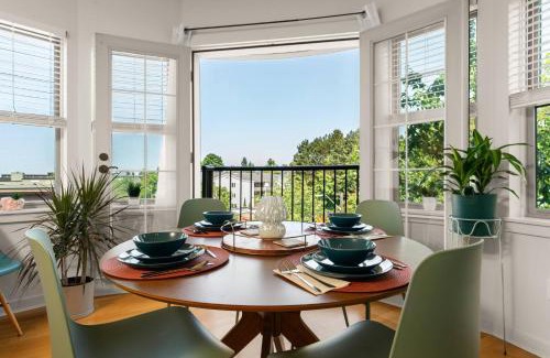 Queen Anne Apartment | Chic 2BR King Beds Huge Patio 95 Walk Score!