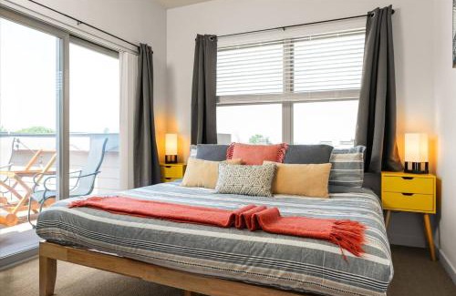 Queen Anne Apartment | Chic 2BR King Beds Huge Patio 95 Walk Score!