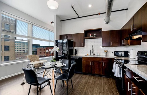 Downtown Kansas City Apartment | Chic 2BR Parking, Rooftop Near Arrowhd & TMobile