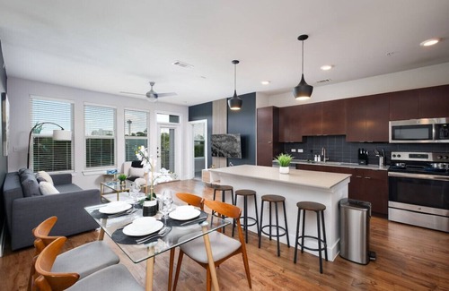 Southtown Apartment | Chic 2BR-Southtown Near Rvrwalk, Dome & Conv